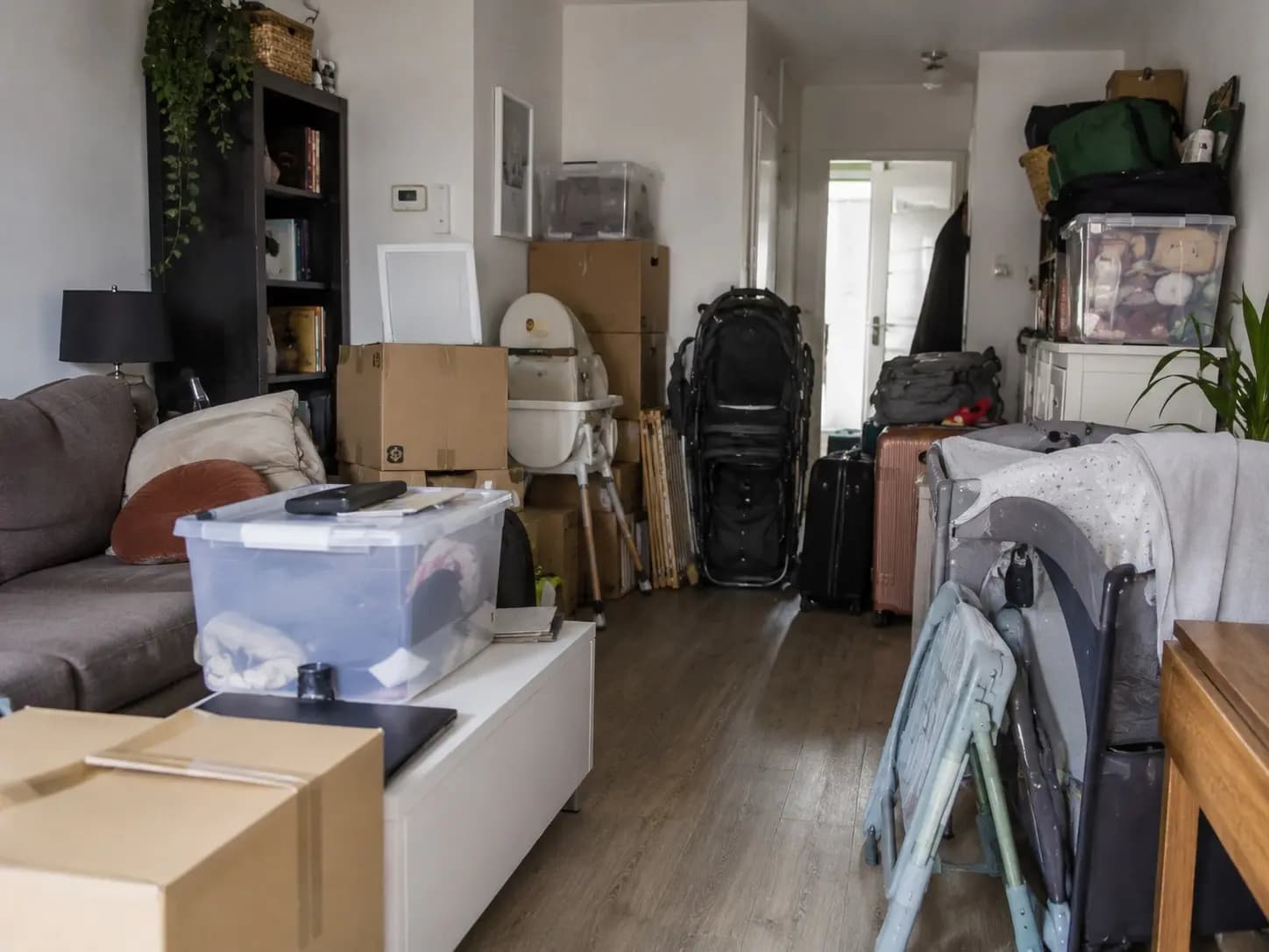 Vol huis met spullen die thuis ruimte innemen